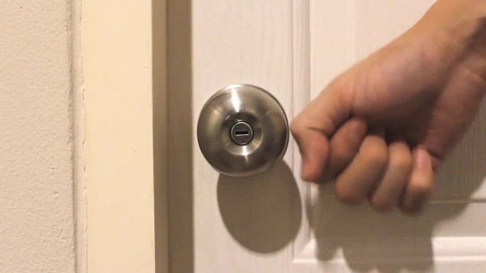 男士敲门，不能开门转动，门锁