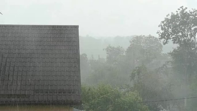 屋顶的雨水掉落