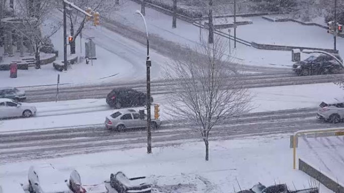 寒冷暴风雪冬季的交通流量鸟瞰图