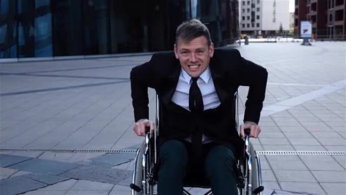 试图从轮椅上站起来的残疾人
