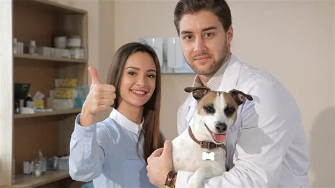 男性兽医与狗和它的主人合影