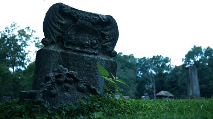 令人毛骨悚然的墓地万圣节附近的古老哥特式石像鬼风格墓碑