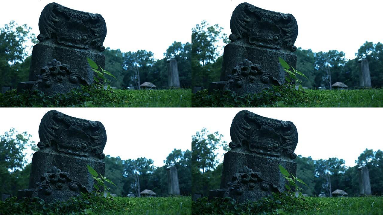 令人毛骨悚然的墓地万圣节附近的古老哥特式石像鬼风格墓碑