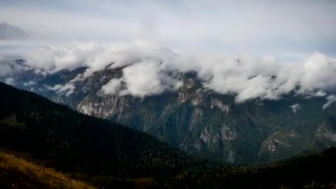 乌云密林的高山雪山的时光倒流