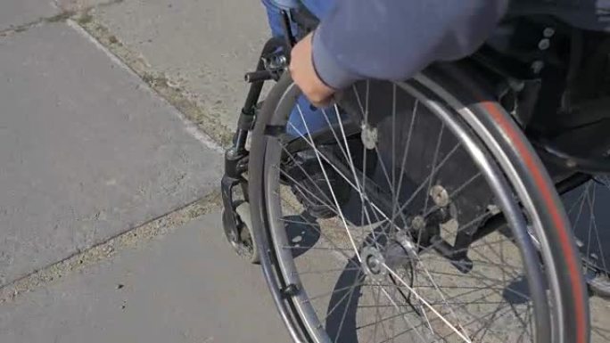 轮椅车轮，街道上的旅行轮椅困难，轮椅上的残疾人，残疾人运动