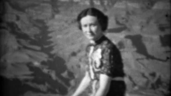 1937: 女性模型大峡谷背景周转旅游访问。