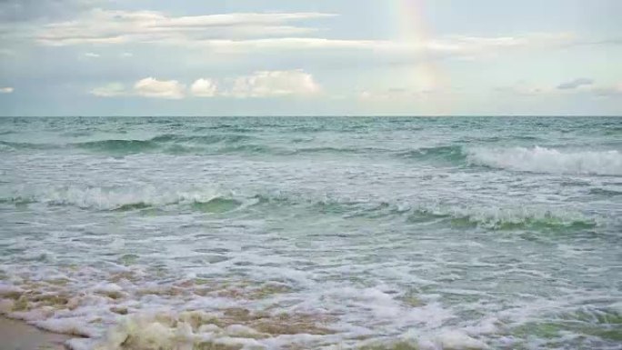 碧海碧波，海滩海鲜餐厅，海岸边蓝天