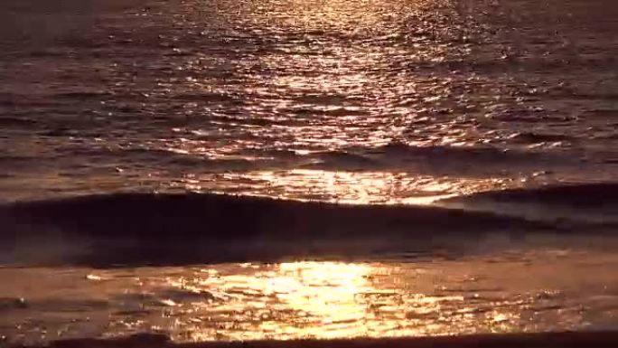 日落时北海的海浪，浪漫的情感，4K