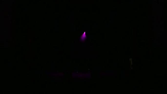 在空荡荡的剧院里闪烁着音乐会的灯光。