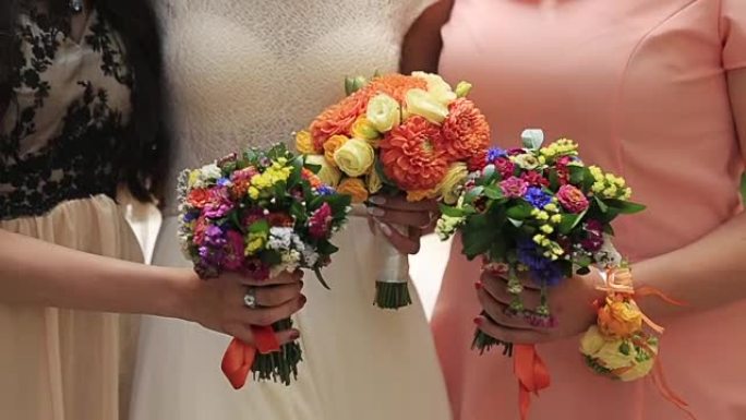 新娘和伴娘手持花束