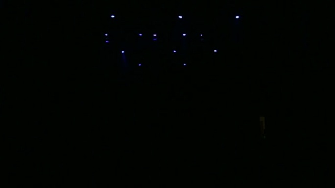 舞台上闪烁着蓝光。