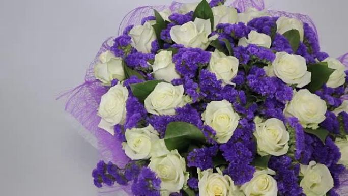 紫罗兰装饰的白玫瑰花束