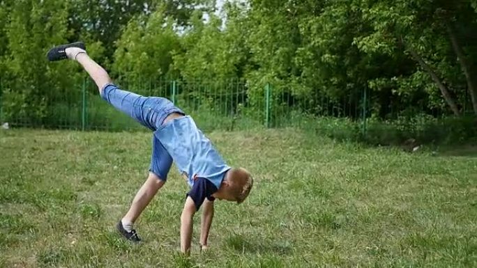 孩子在公园的草坪上进行运动
