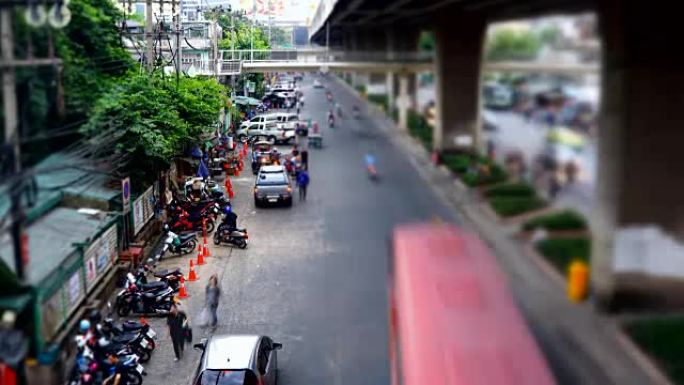 2016年12月31日: 时间流逝-在泰国曼谷Klongtoey市场完成购物后，身份不明的人在街上行