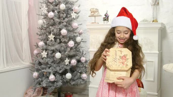 小可爱女孩打开圣诞礼品盒