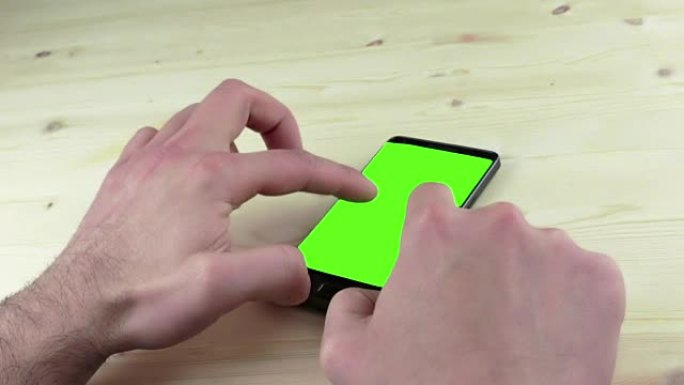 男人用智能手机用色度键写短信，白底绿屏