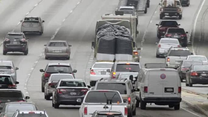 满载麻袋卡车的交通在洛杉矶市中心的110高速公路上向北行驶
