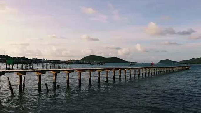 海滨气氛在早晨的岸边与木桥延伸到大海。