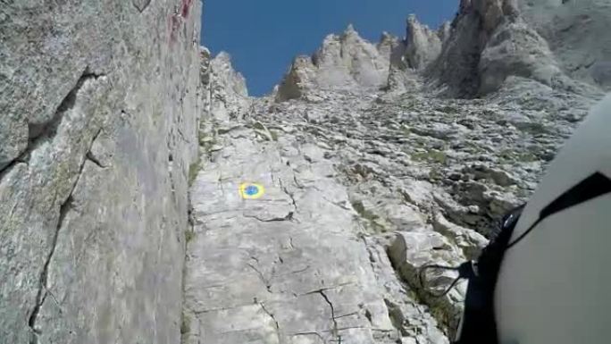 爬山者pov从顶部的头盔相机到希腊危险的奥林巴斯峰会Mytikas