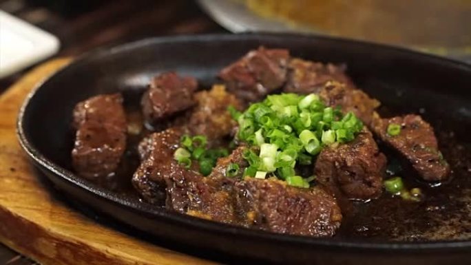 居酒屋餐厅风格的日本harami牛肉牛排切成炙手可热的锅