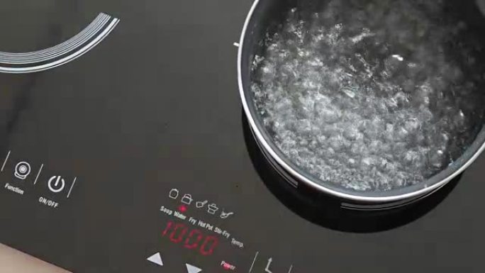 电磁炉顶板锅上的沸水