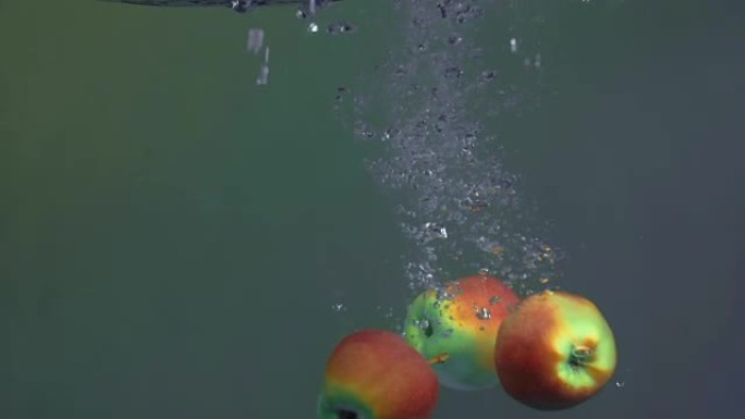 水中的苹果慢动作