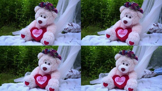 带鲜花装饰的粉色熊。白熊玩具。泰迪熊