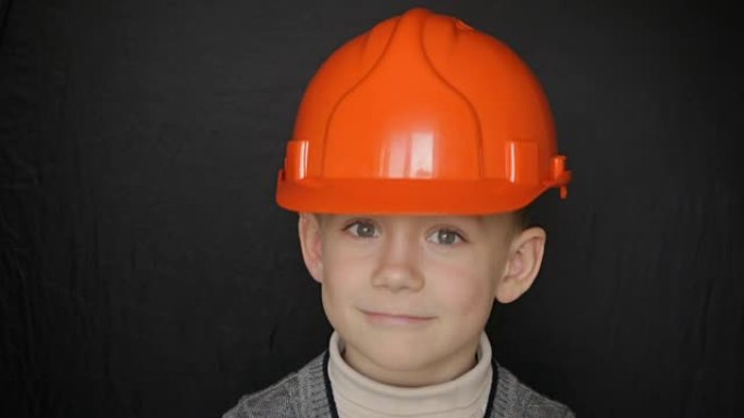 戴着建筑头盔的男孩。全高清视频