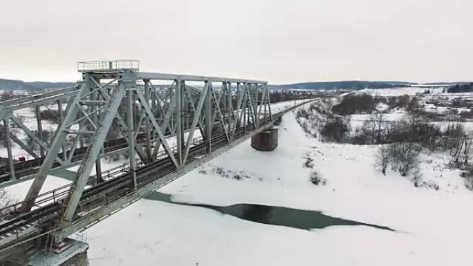 在寒冷的冬日以黑白拍摄的火车过桥
