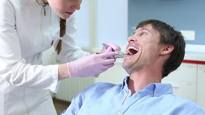 在牙医处接受注射的年轻男性患者的特写