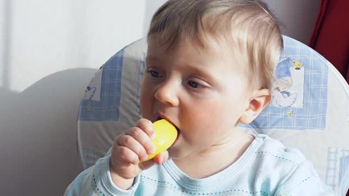 第一次吃柠檬的小男孩