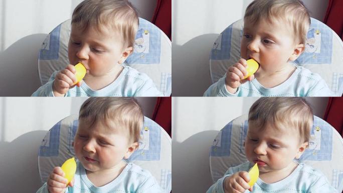 第一次吃柠檬的小男孩