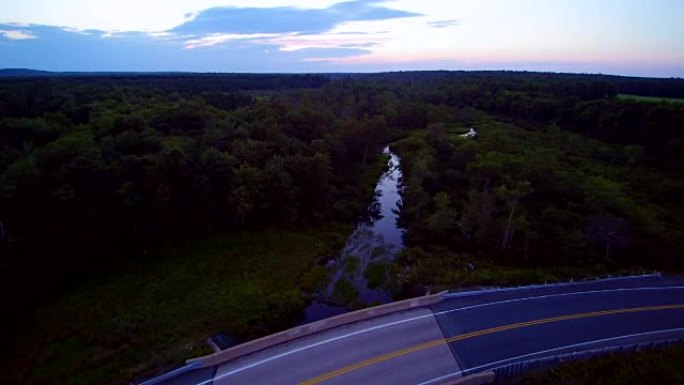 美国宾夕法尼亚州波科诺斯长塘路附近的美丽河流