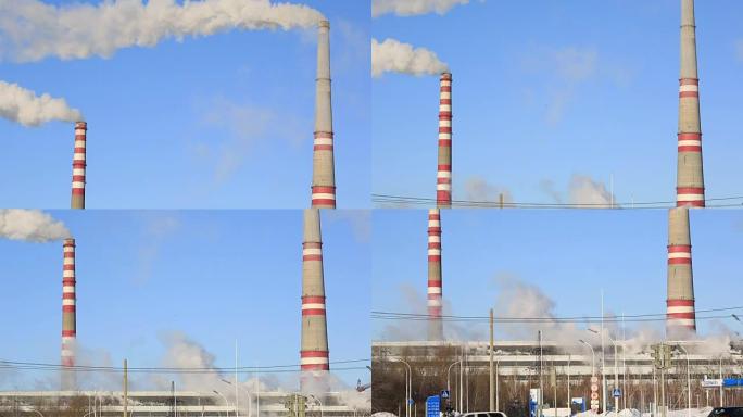 热电厂在晴朗寒冷的日子里。工业烟雾从管道中抵御蓝天