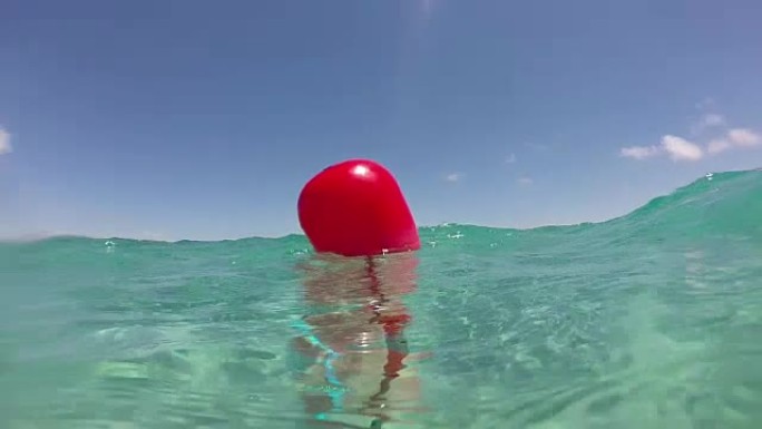 漂浮在海中的红色浮标