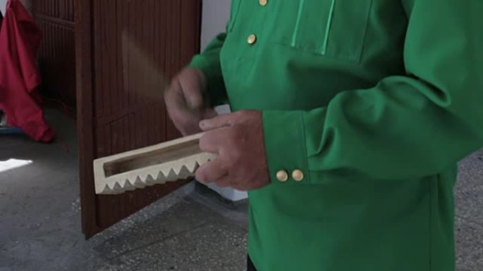 男手奏俄罗斯国家乐器鲁贝尔，特写