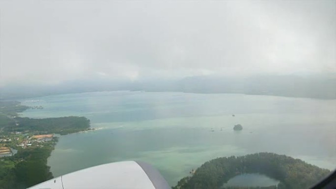 飞机的视野。飞机在云层中飞行。空中旅行概念。