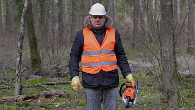 愤怒的伐木工人在森林里用电锯