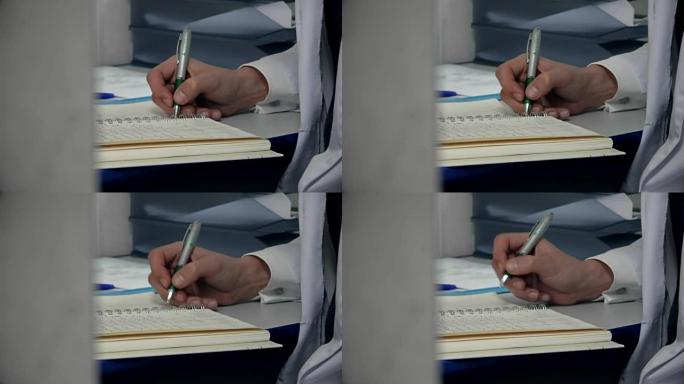 穿着白大褂的人在笔记本上用圆珠笔写下虚构的俄罗斯名字