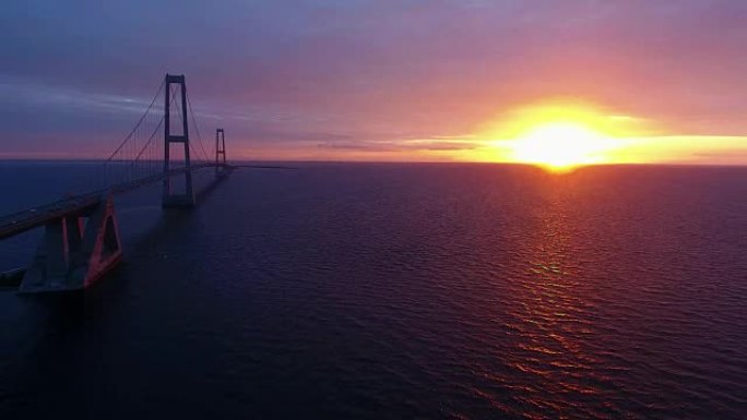 日落时海上的Storebaelt桥