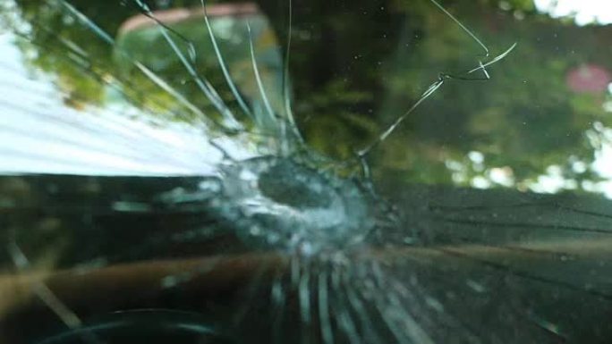 汽车挡风玻璃破损。