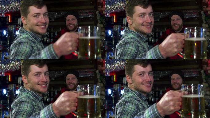 男子在酒吧展示一杯啤酒