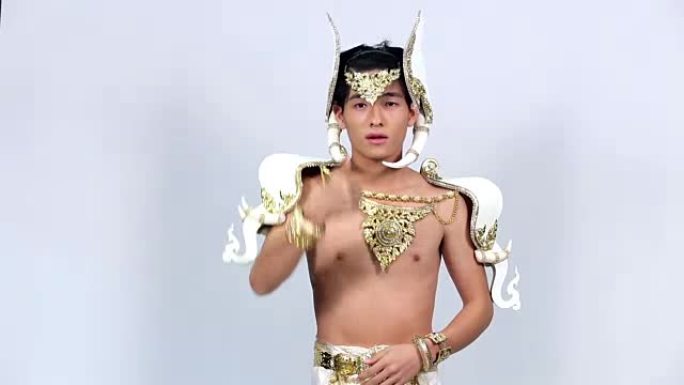 亚洲男子在灰色背景上穿着民族比赛服装的手语，意思是 “自我介绍”
