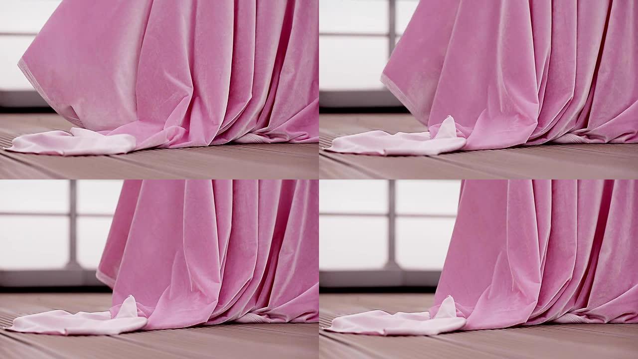 粉色天鹅绒面料在风中飘扬。关。桌布、窗帘