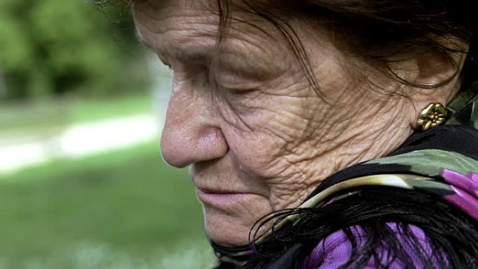 困扰和沮丧的老妇人独自坐着: 悲伤的女人，孤独的女人
