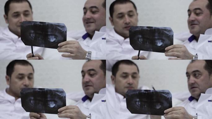 两名医生用x光照片交谈的特写