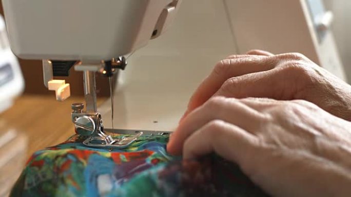 女人在缝纫机上的手缝