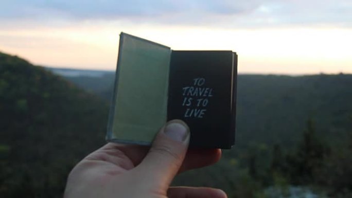 旅行就是生活。带有铭文的书。背景森林 ..
