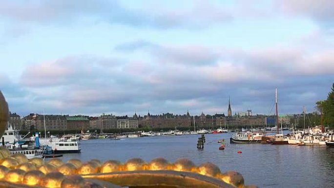 与皇冠的桥梁，通往瑞典斯德哥尔摩的Skeppsholmen岛。