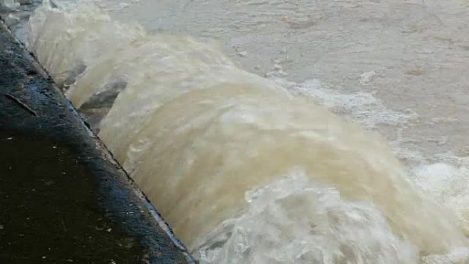 大型地下水管漏水